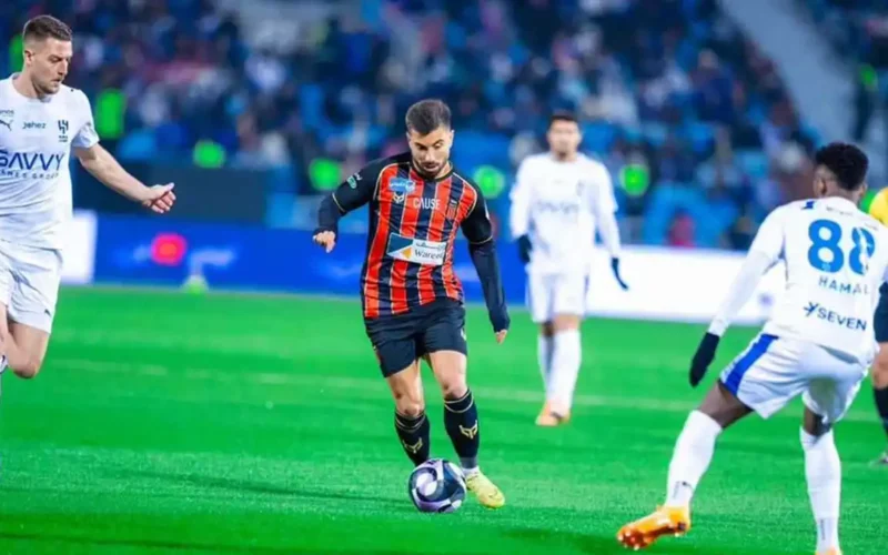 أداء مخيب.. ثلاثي الهلال يواجه انتقادات حادة بعد التعادل أمام الرياض في الدوري